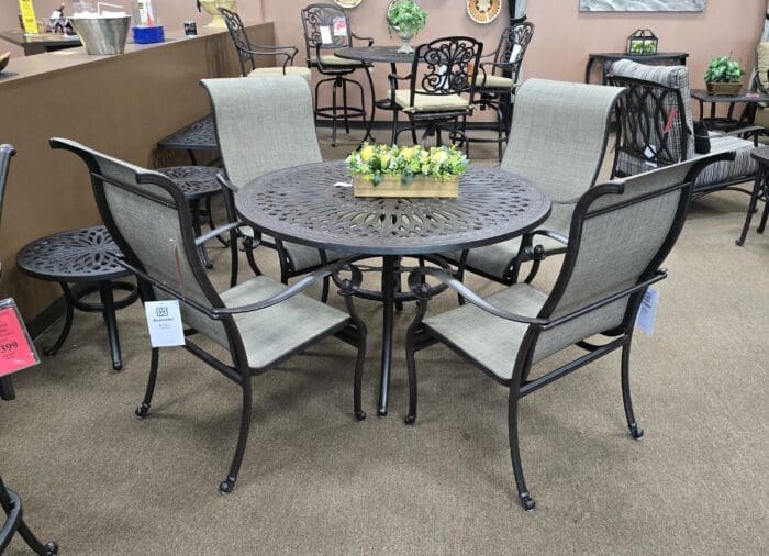 Mayfair 5 Pc. 48" Rd. Dining Set