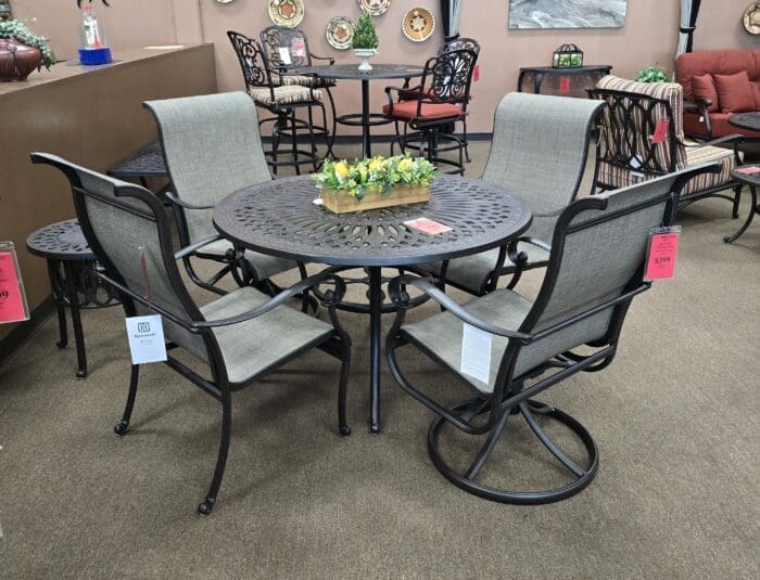 Mayfair 5 Pc. 48" Rd. Dining Set