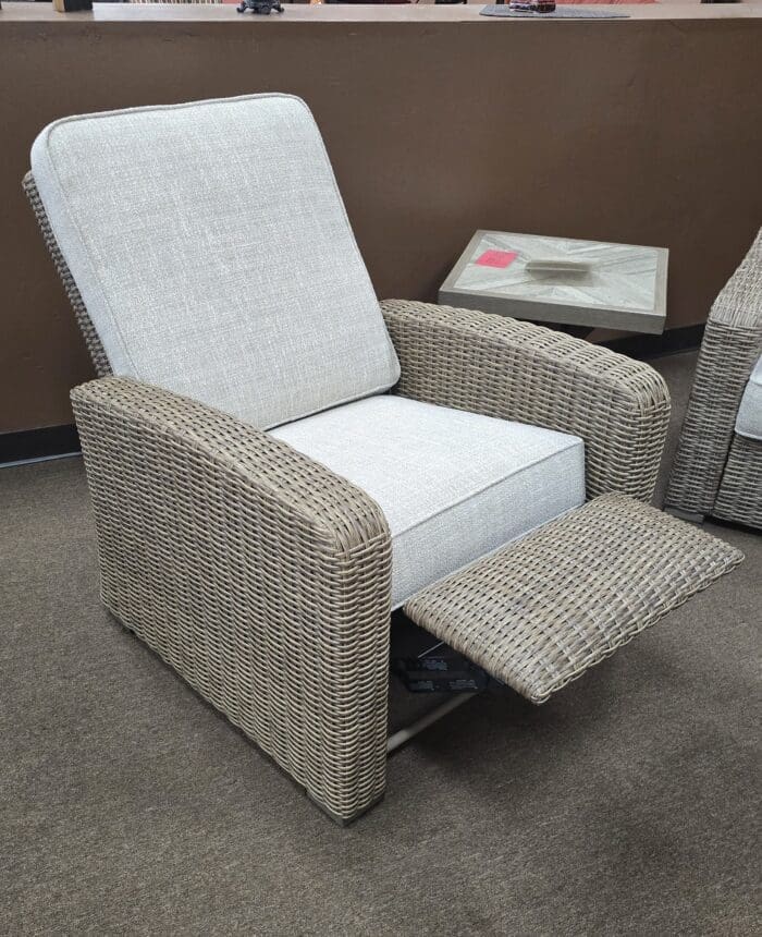 Beachcroft Recliner - Image 2